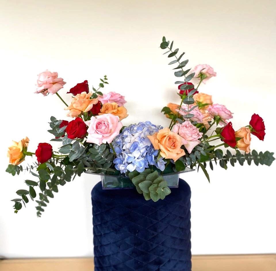 arreglo floral con hortensia en el centro