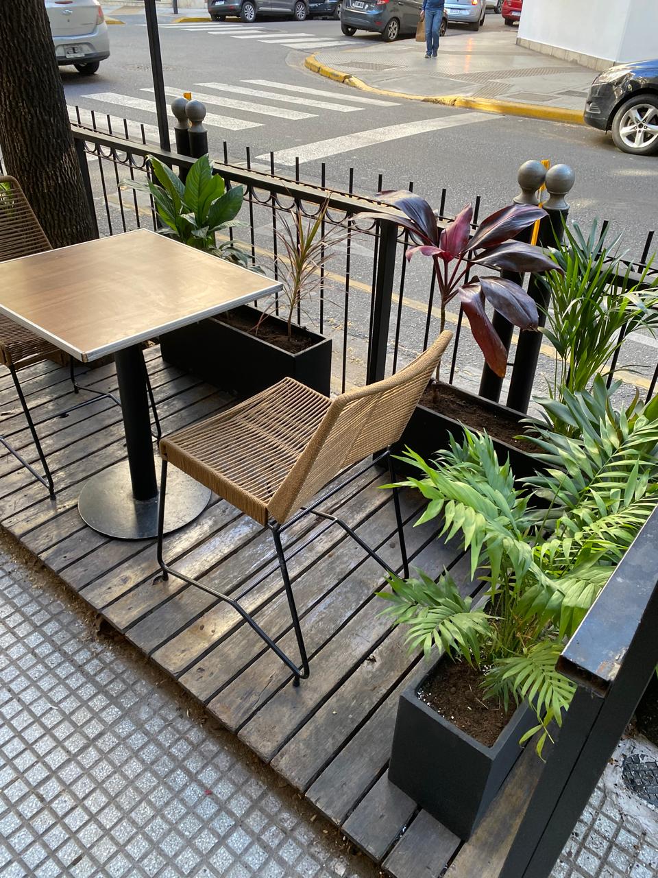 cafeteria al exterior con deck con plantas