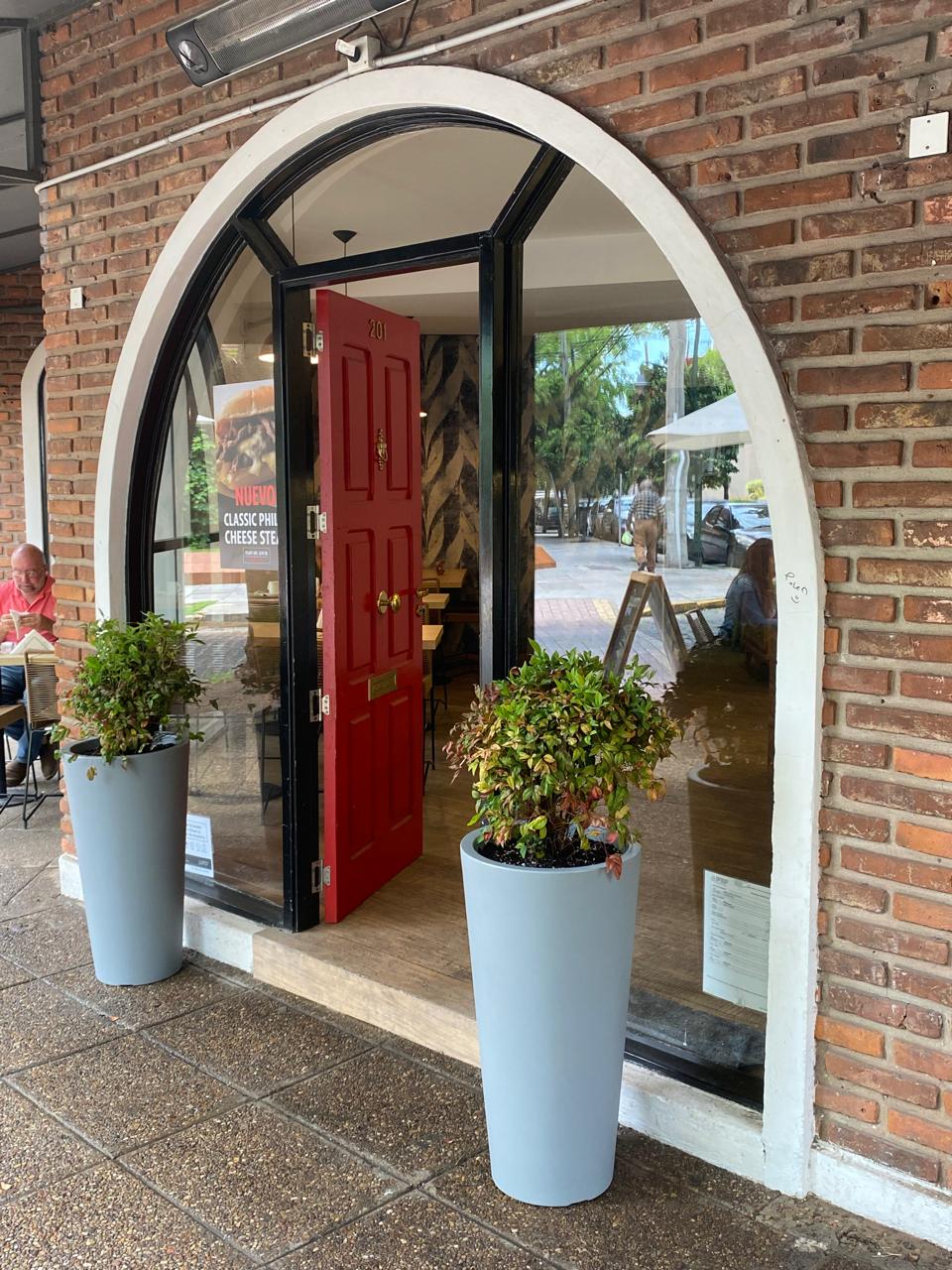 fachada de cafeteria con plantas
