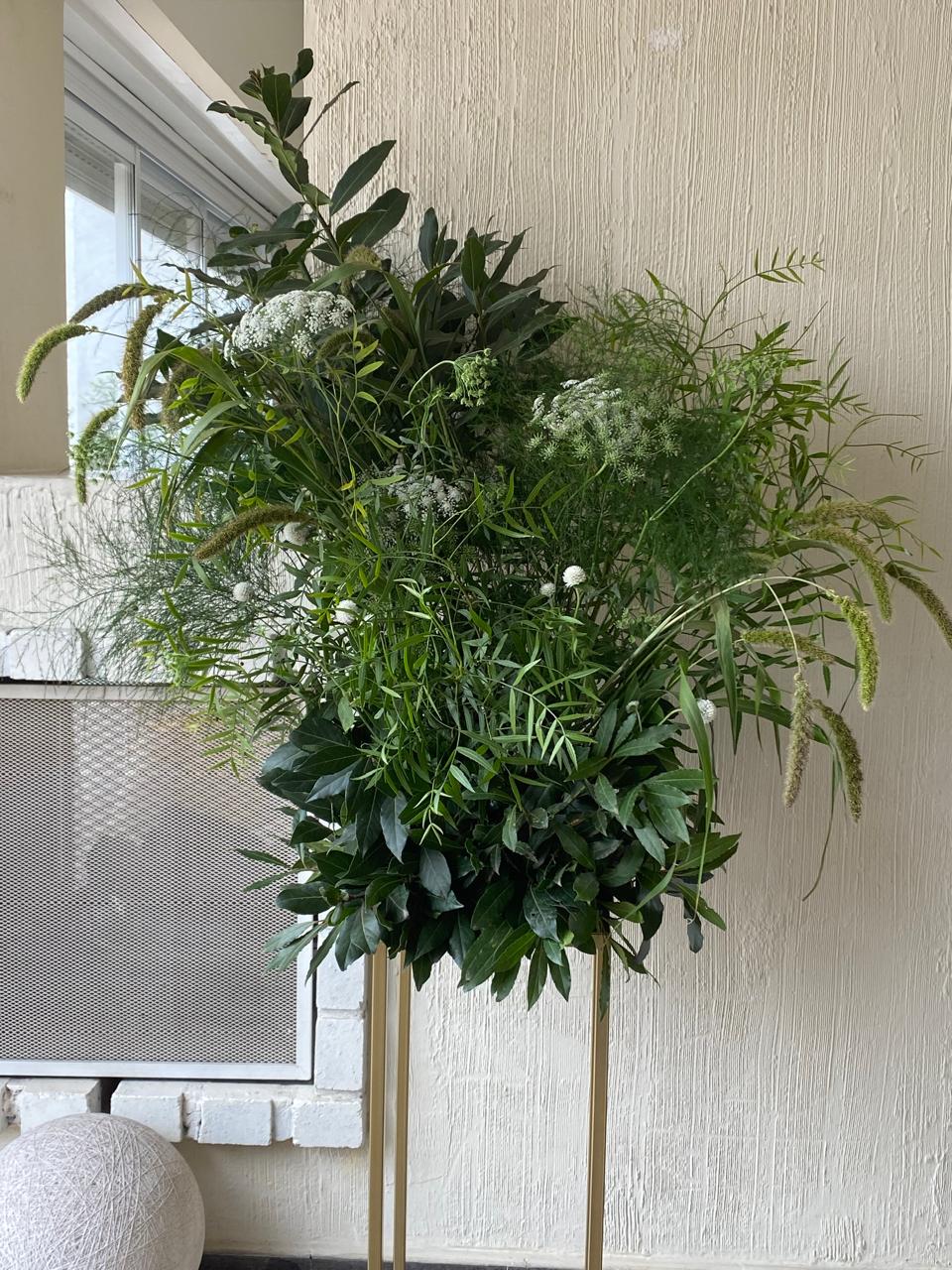Arreflo floral con predominancia de follaje